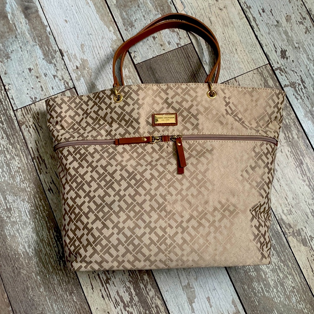 Tommy Hilfiger tote bag. 2 font zipper compartments. Inside compartments. BNWT